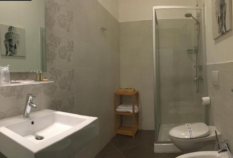 اتاق استاندارد سه نفره, Tropicana Room