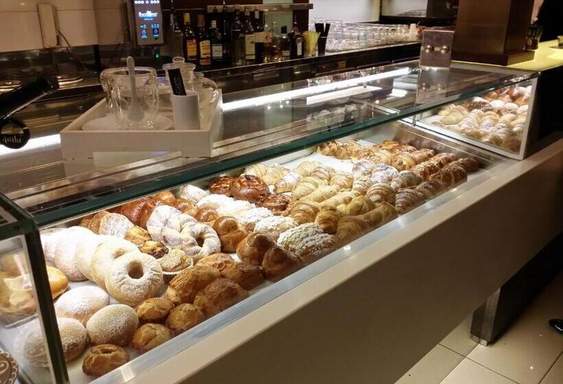 سوییت جونیور لوکس, Tropicana Room