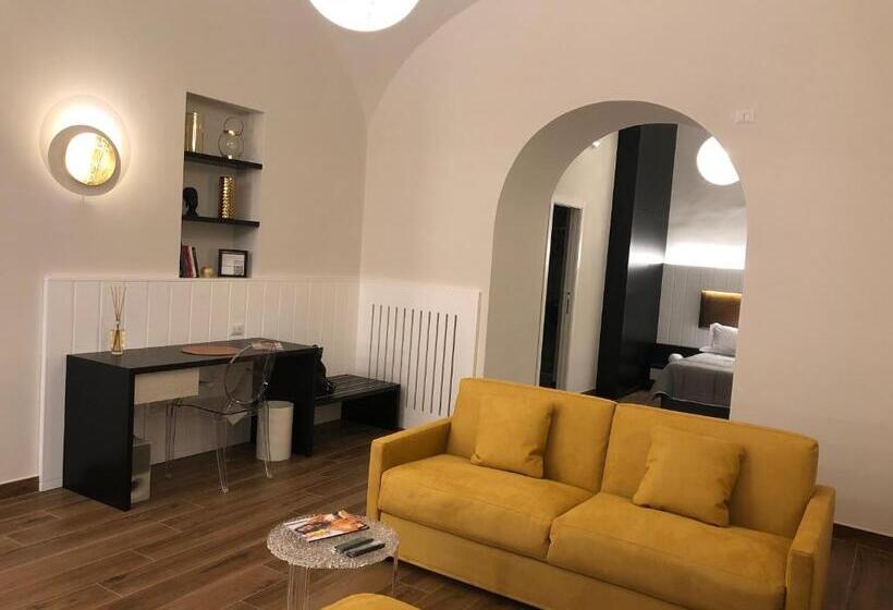 سوییت جونیور لوکس, Tropicana Room