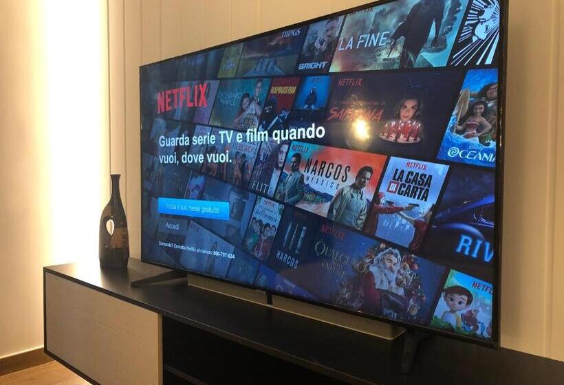 سوییت جونیور لوکس, Tropicana Room