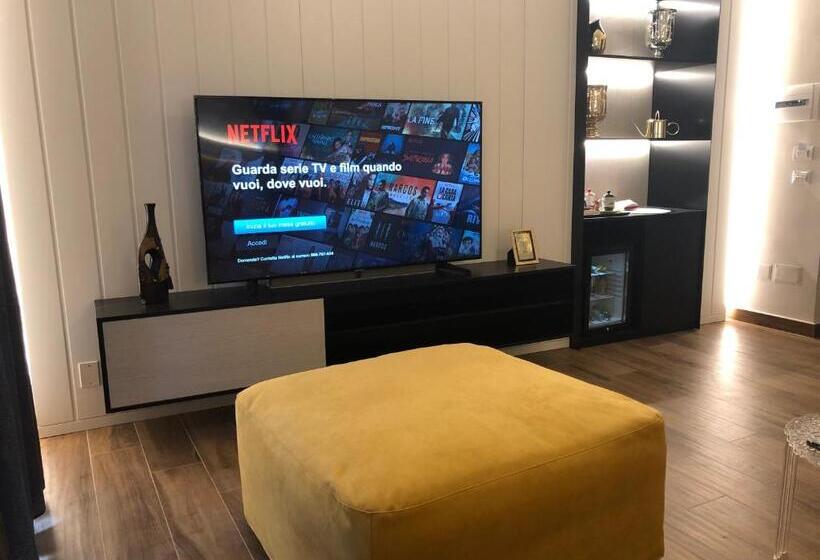 سوییت جونیور لوکس, Tropicana Room