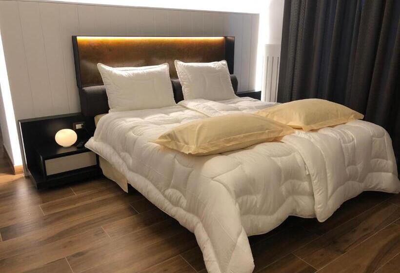 سوییت جونیور, Tropicana Room