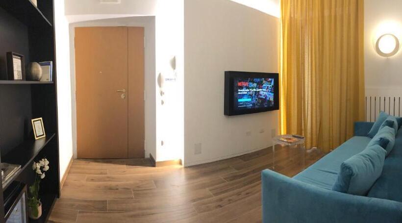 سوییت جونیور, Tropicana Room