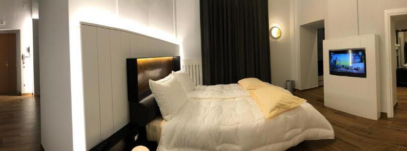 سوییت جونیور, Tropicana Room