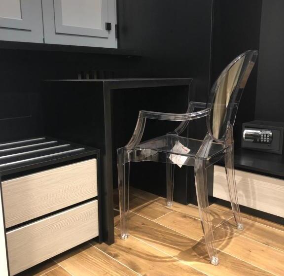 سوییت جونیور, Tropicana Room