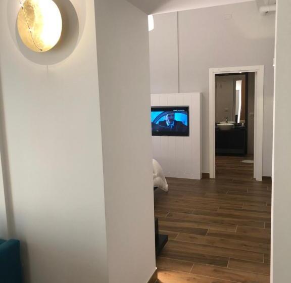 سوییت جونیور, Tropicana Room