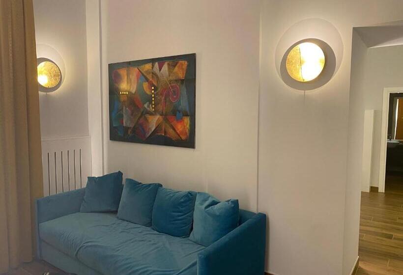 سوییت جونیور, Tropicana Room