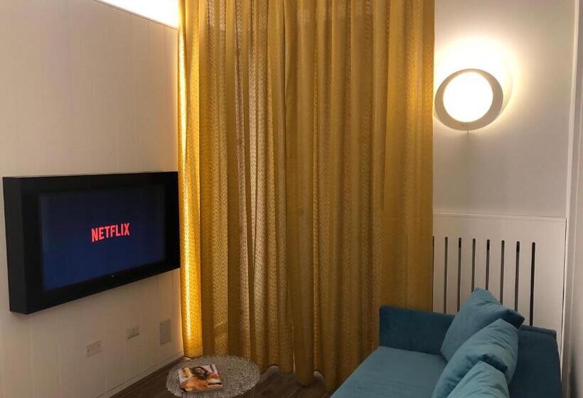 سوییت جونیور, Tropicana Room