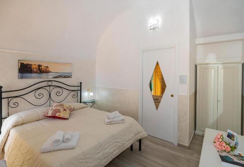 غرفة قياسية مطلّة علي البحر, Le Marelle