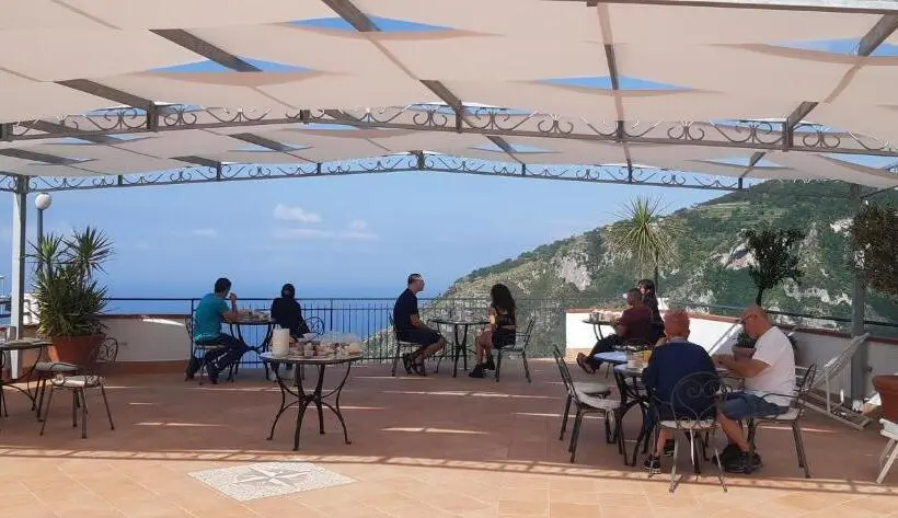 اتاق لوکس با چشم‌انداز دریا, Le Marelle