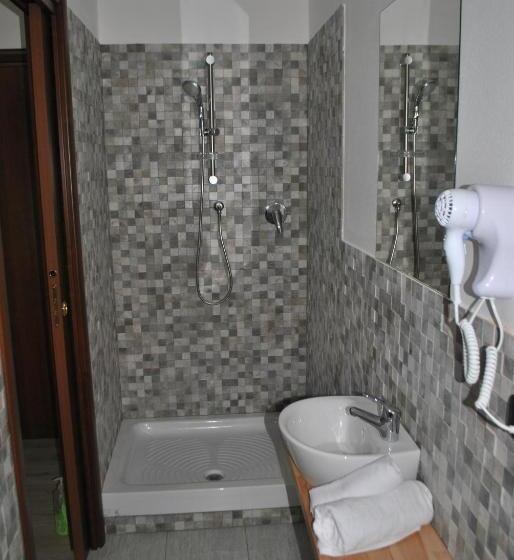 חדר יחיד עם טרסה, Raxul Room