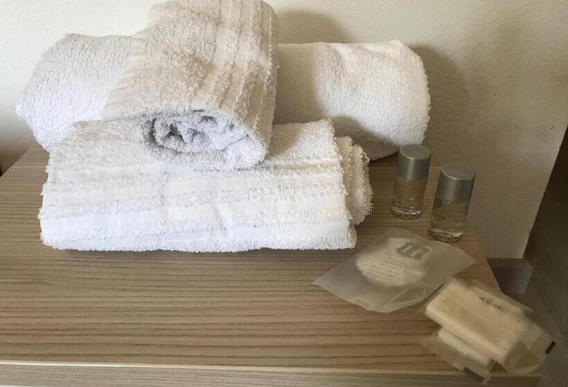 חדר סטנדרט לשלושה עם מרפסת, Raxul Room