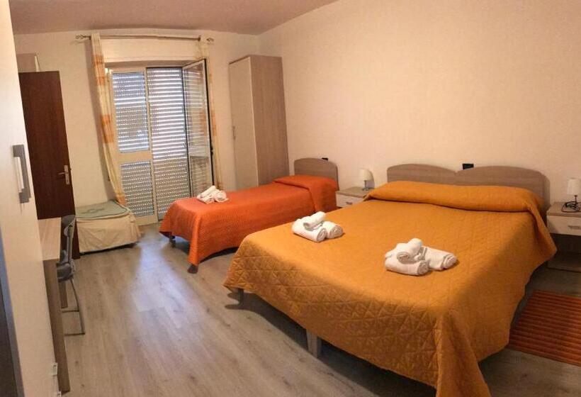 חדר סטנדרט לשלושה עם מרפסת, Raxul Room