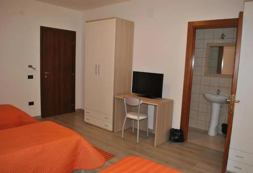 اتاق استاندارد سه تخته با بالکن, Raxul Room