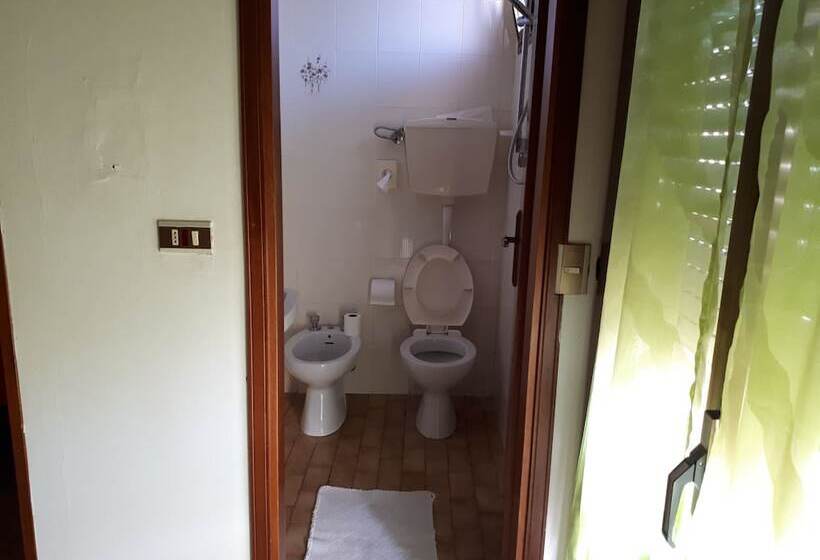 اتاق خانوادگی, Emanuela