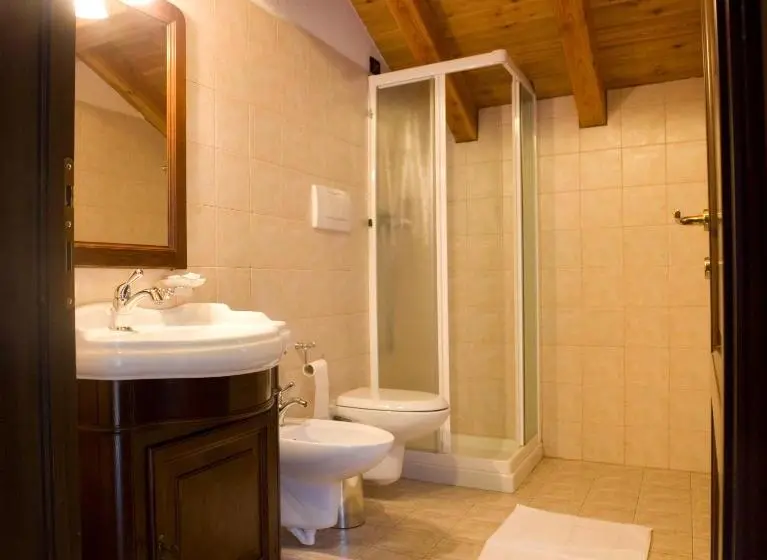 اتاق ساده سه نفره, Locanda Lac Place Moulin