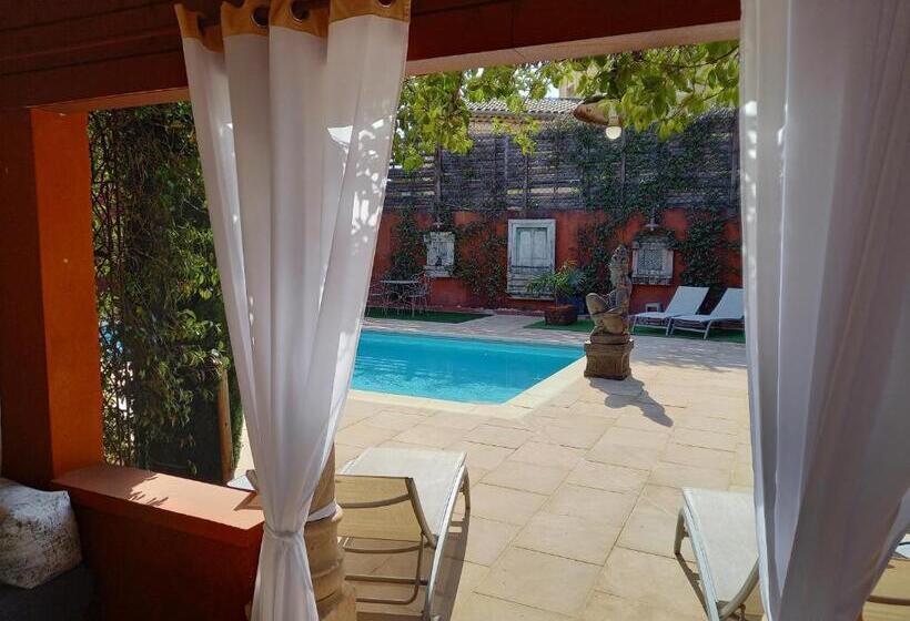 Номер Стандарт Вид на Бассейн, Couleurs Du Sud