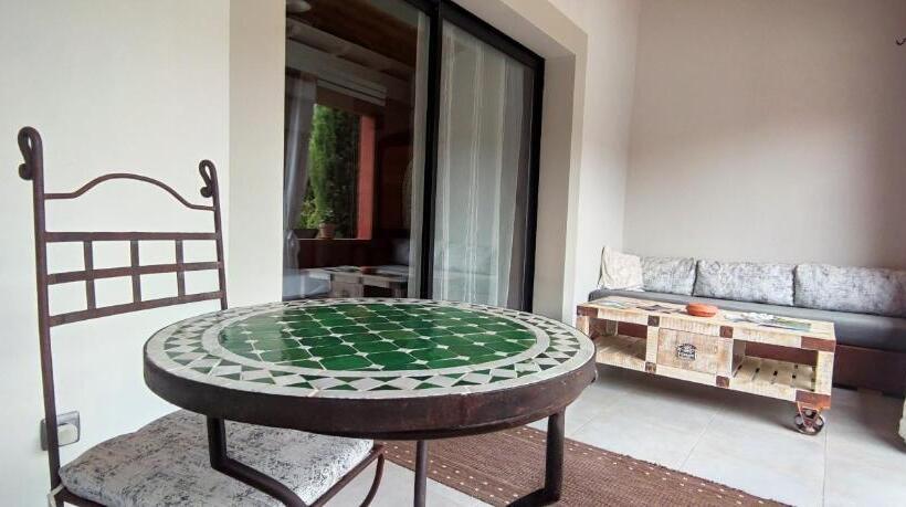 Номер Стандарт Вид на Бассейн, Couleurs Du Sud