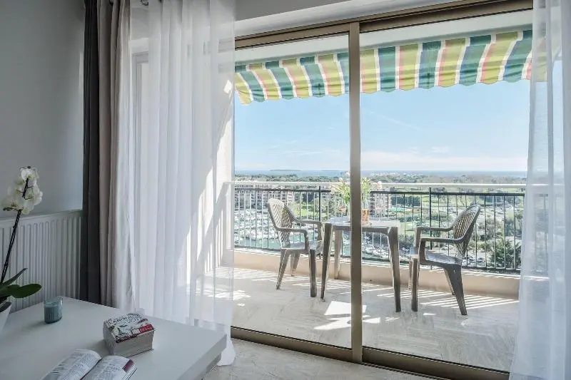 استودیو استاندارد با چشم‌انداز استخر, Cannes Marina Appart Hotel Mandelieu