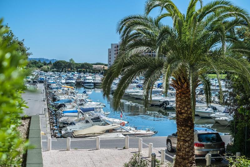 Студио Стандарт Вид на Бассейн, Cannes Marina Appart Hotel Mandelieu