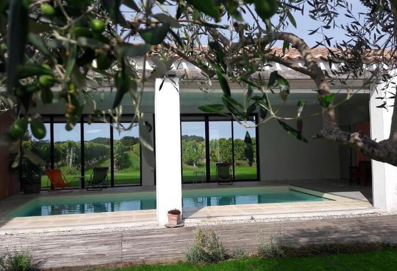 Вилла с 1 спальней и бассейном, Chambres D'hôtes Les Sarments