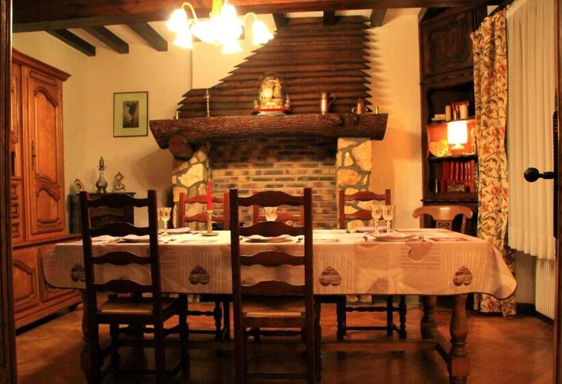 חדר משפחתי, La Maison Des Chats