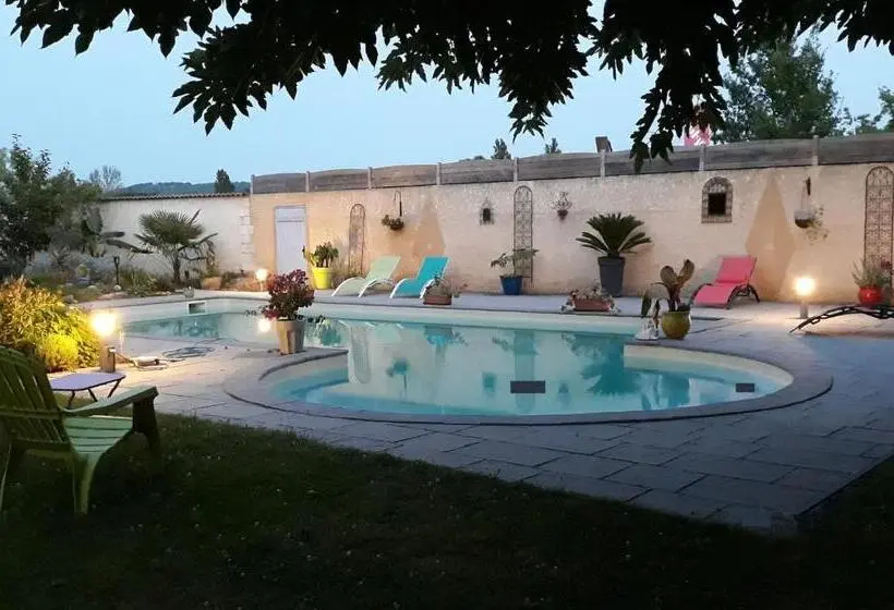 プールの見えるスタンダードトリプルルーム, Le Clos De La Salamandre