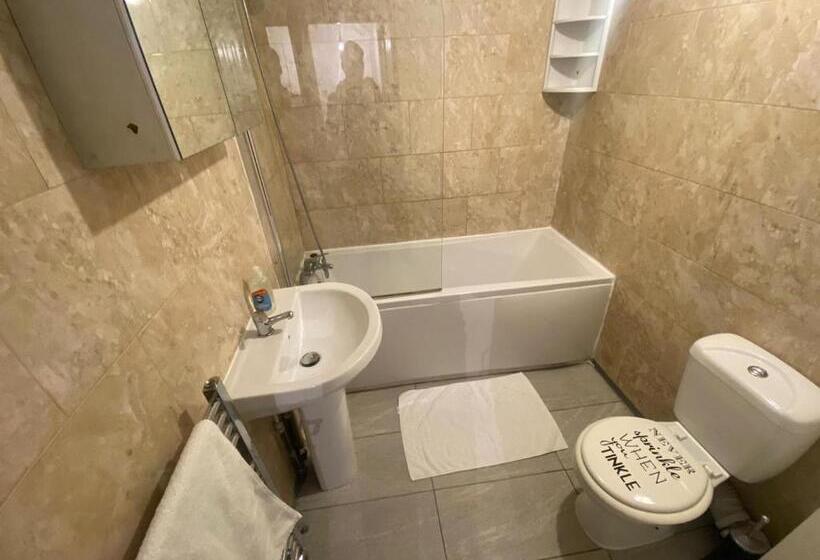 Апартаменты 3 Спальни, Vetrelax Basildon Newly Refurbished 3bed House