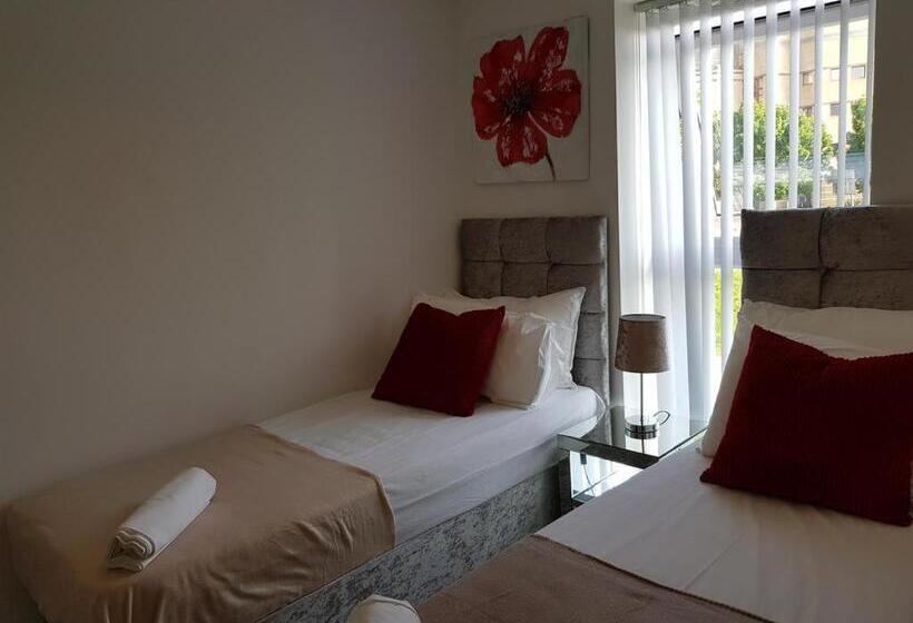 Апартаменты 3 Спальни, Vetrelax Basildon Newly Refurbished 3bed House