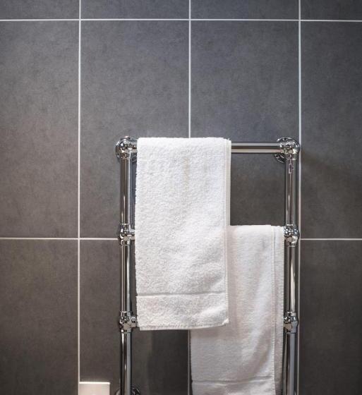 디럭스 룸, The Red Lion