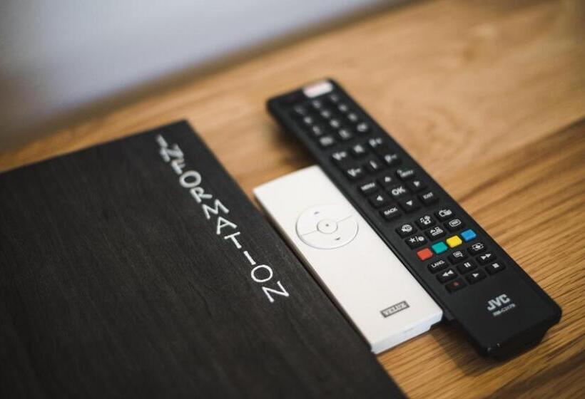 디럭스 룸, The Red Lion