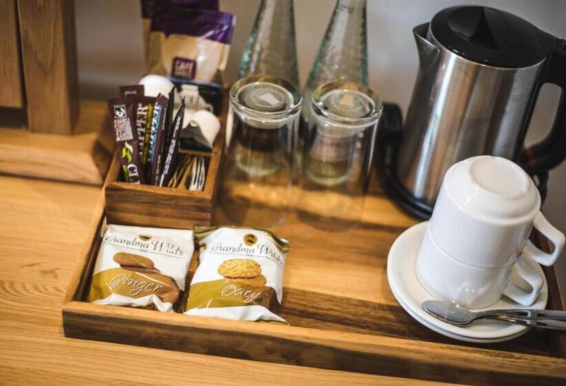 디럭스 룸, The Red Lion