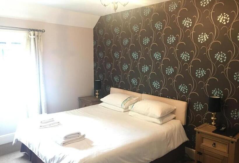 スタンダードルーム, The Half Moon