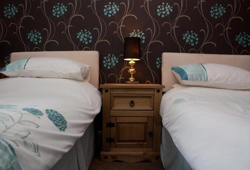 スタンダードルーム, The Half Moon