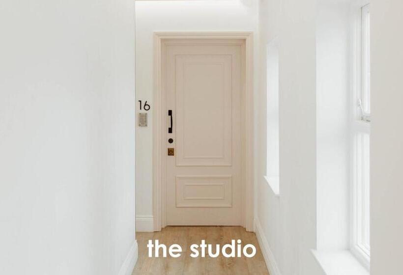 标准工作室, Hideout