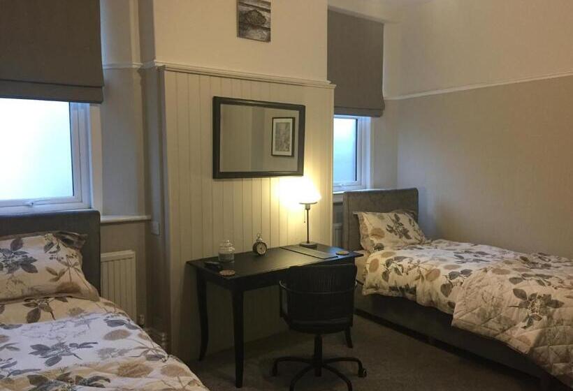اتاق استاندارد با سرویس بهداشتی مشترک, The Old Crown Inn