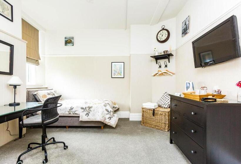 اتاق استاندارد با سرویس بهداشتی مشترک, The Old Crown Inn