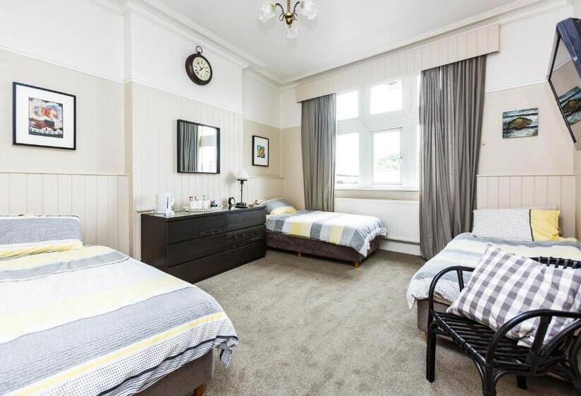 اتاق استاندارد سه تخته با سرویس بهداشتی مشترک, The Old Crown Inn