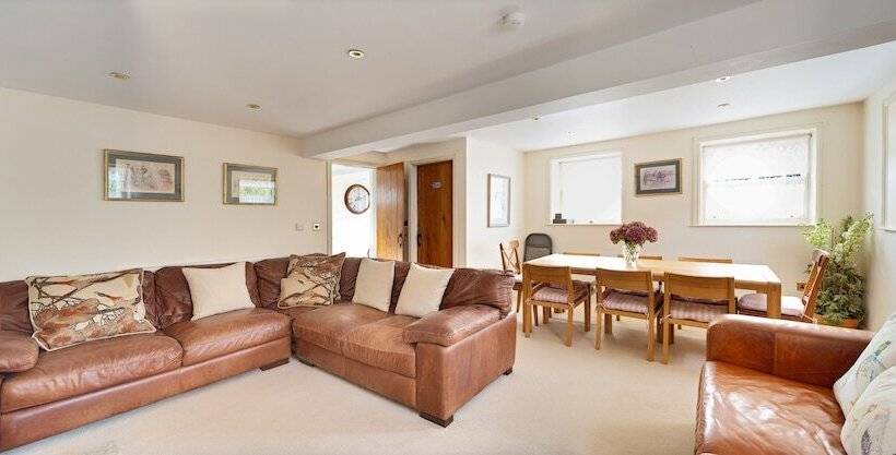 침실 4개 주택, Oakerthorpe Holiday Village