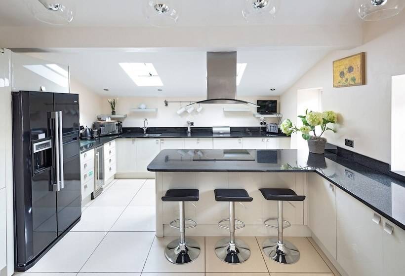 침실 4개 주택, Oakerthorpe Holiday Village