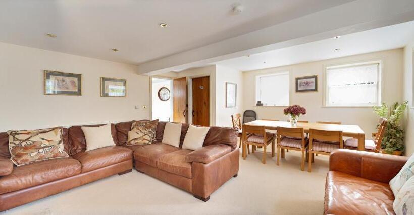 침실 4개 주택, Oakerthorpe Holiday Village