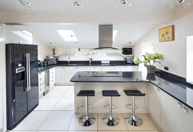 침실 4개 주택, Oakerthorpe Holiday Village