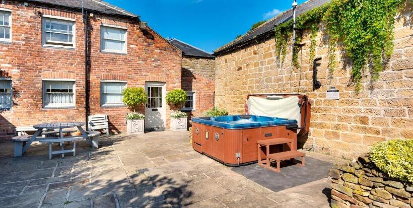 침실 4개 주택, Oakerthorpe Holiday Village