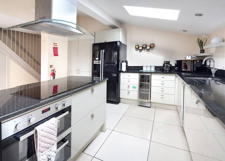 침실 4개 주택, Oakerthorpe Holiday Village