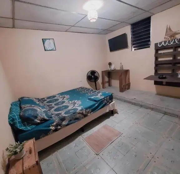 تختخواب در اتاق مشترک, Pool House Hostel