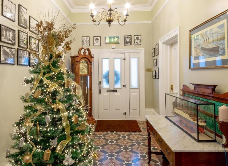 غرفة فردية  مطلة على الحديقة, Charades Guest House