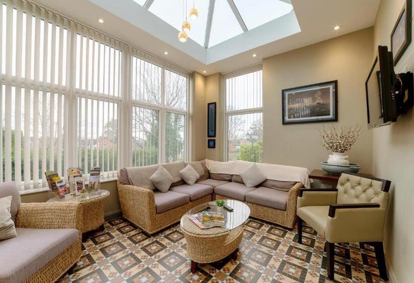 غرفة فردية  مطلة على الحديقة, Charades Guest House