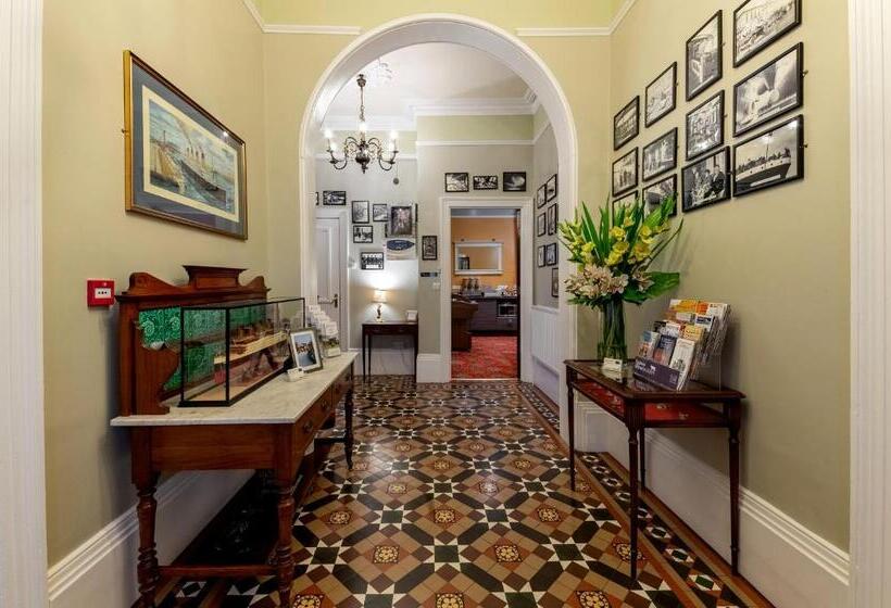 غرفة فردية  مطلة على الحديقة, Charades Guest House