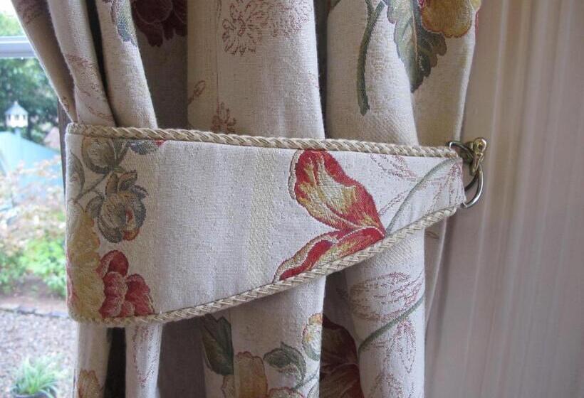 غرفة فردية  مطلة على الحديقة, Charades Guest House