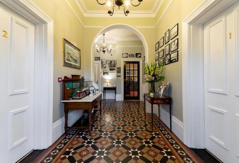 غرفة سوبيريور مطلّة علي الحديقة, Charades Guest House